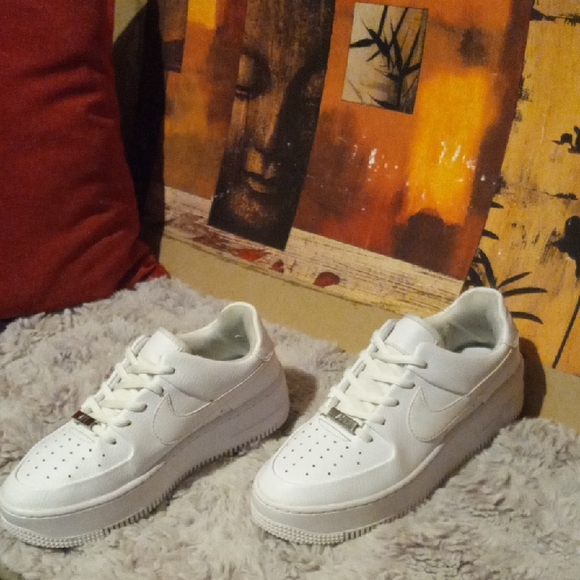 Nike Air Force 1 Low in Classic White - Picture 6 of 6